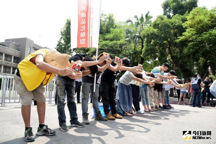 ▲青年團體在政院大門鞠躬，怒吼「對不起，是我拉低了平均薪資」、「賴神救低薪，請鬼開藥方」、「佛系搶救低薪，緣分到了自然加薪」。（圖／林柏年攝 , 2018.5.24）