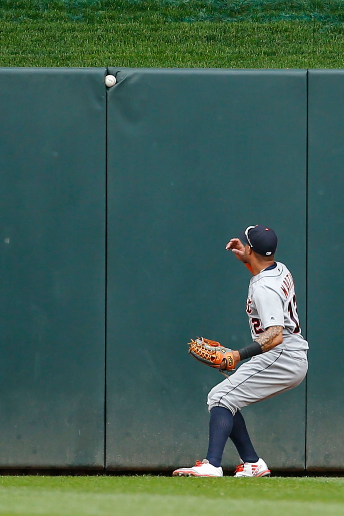 ▲雙城隊Brian Dozier將球擊中外野軟墊接縫處（圖／美聯社／達志影像）