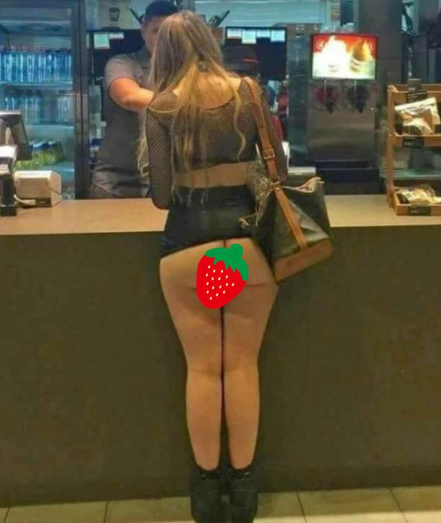 ▲一名英國女子身穿超迷你窄裙到速食店買漢堡，被網友拍下「蜜桃臀」全露的照片。（圖／翻攝自太陽報）