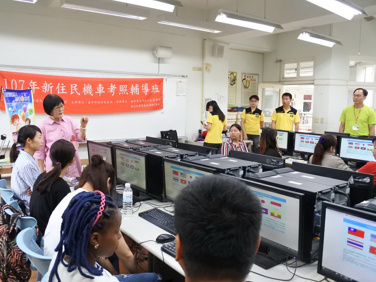▲臺中市監理站結合戶政事務所，開辦「新住民機車考照輔導班」。（圖／台中市監理站提供2018.5.24）