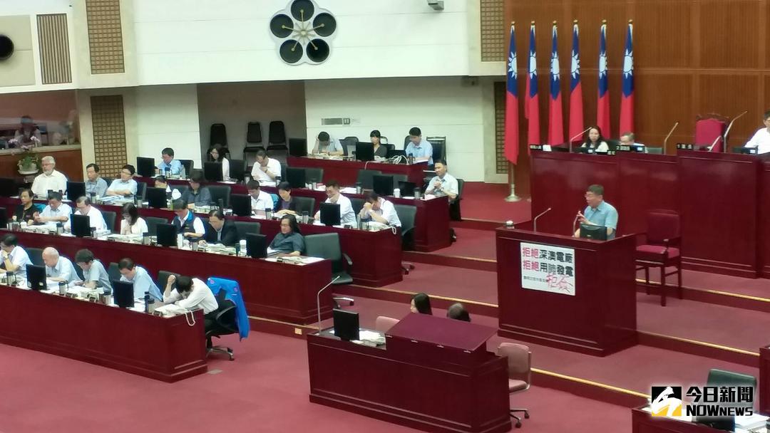 ▲民進黨籍的北市副市長陳景峻（前排右二） 24日在市政總質詢時坦承，他夾在白綠中間，角色確實尷尬，他並自爆晚上都在吃安眠藥。（圖／邱明玉攝 , 2018.5.24）