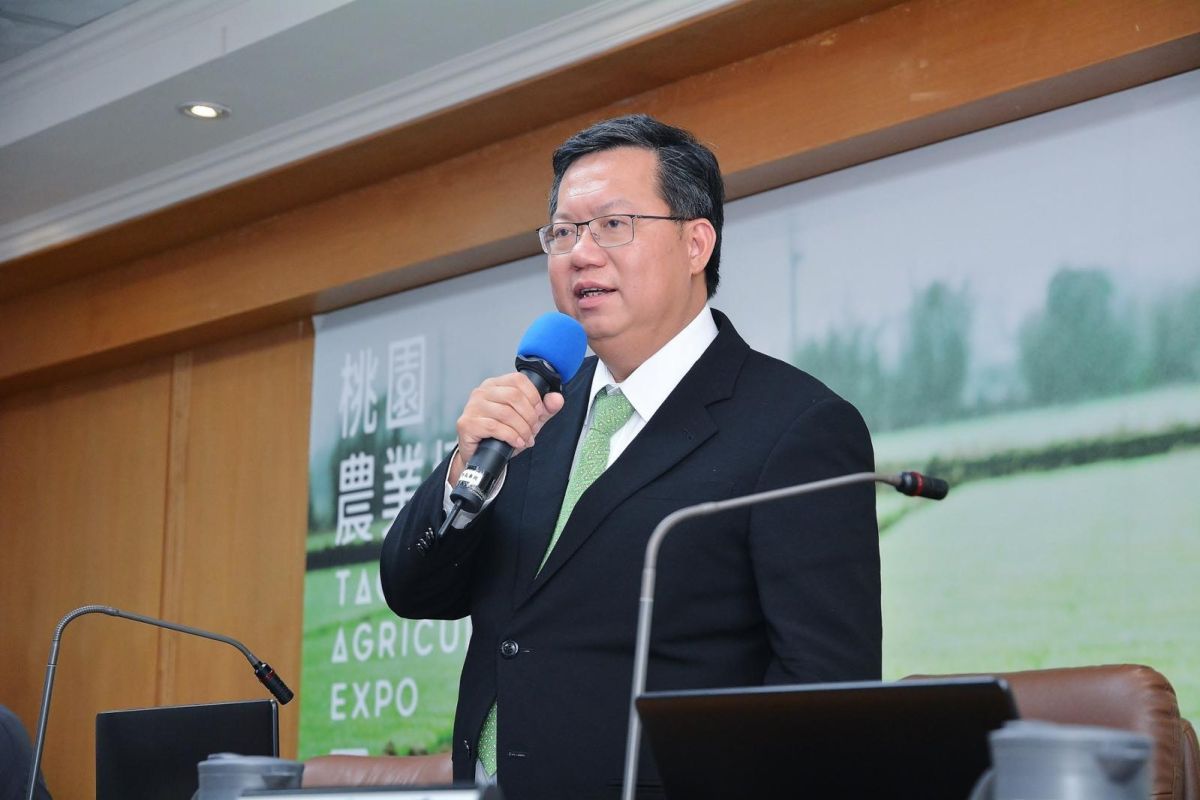 ▲桃園市政鄭文燦今天在市政會議上宣布，市府除原法定分攤20%經費外，同時每月補助農民自負保費的一半，預計全市將有6萬2,000位農友受惠。（圖／桃園市政府提供 , 2018.05.24）