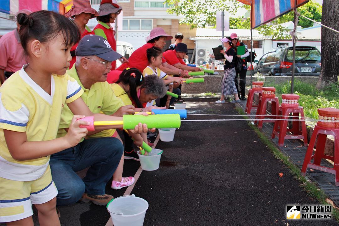 ▲屏東市衛生所辦理祖孫趣味競賽重溫兒時歡樂回憶，享受難得的親子溫馨時光。（圖／記者陳宗傑攝,2018.05.25）