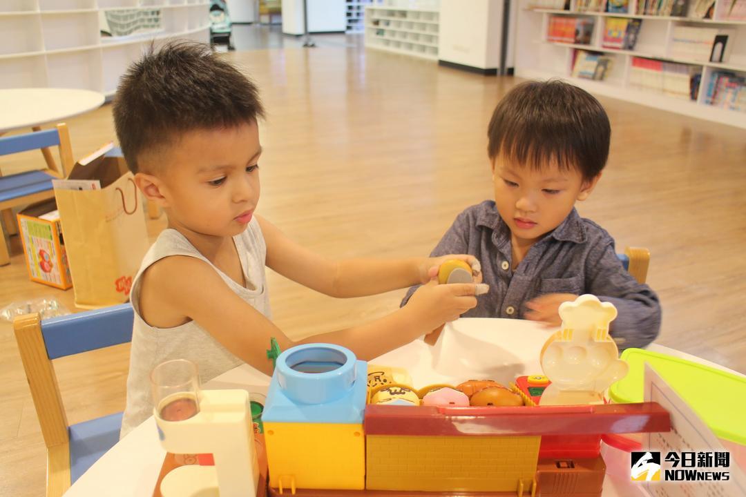 ▲兒科醫師麥建方指出，孩子玩玩具時，觸摸、感受物品質感，也是學習的重要過程。（示意圖／記者陳志仁攝，2018.05.25）