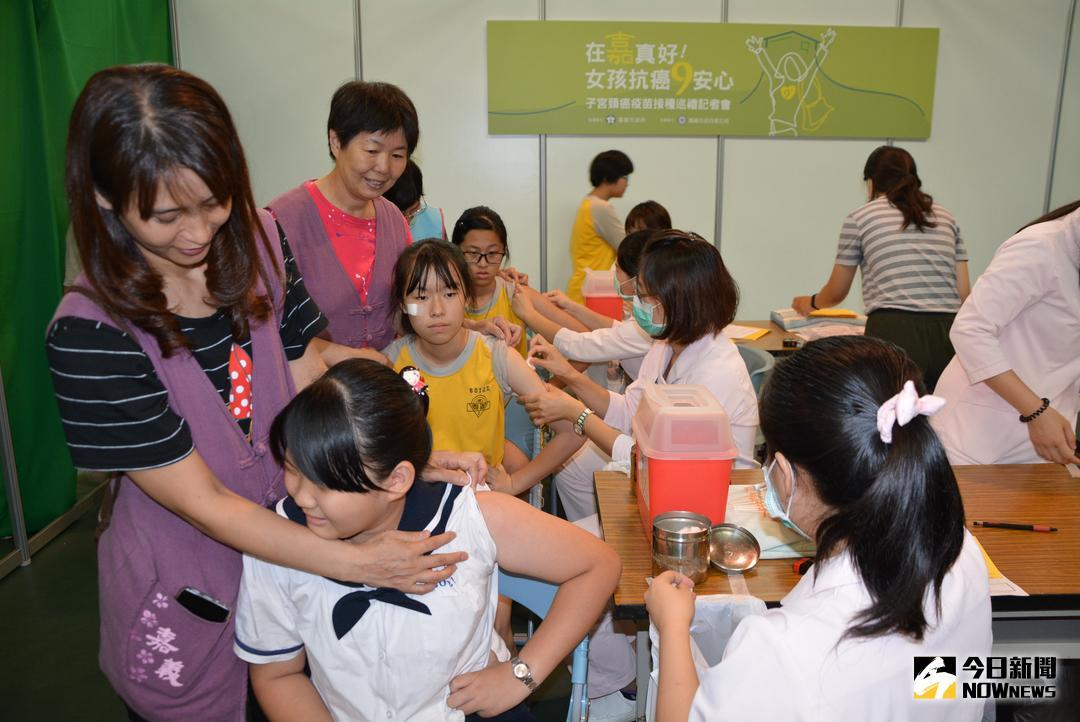 ▲嘉義國中國一女生接種九價子宮頸癌疫苗情形。（圖／記者郭政隆攝影2018.5.25）