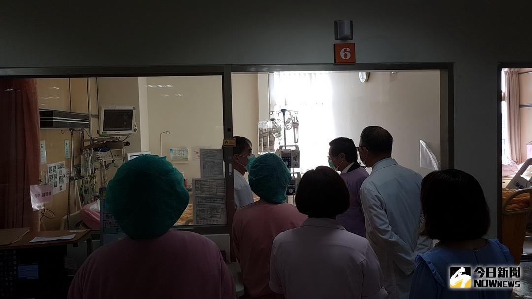 ▲嘉義市長26日一早前往探視遭砍傷的蔡姓護理人員。