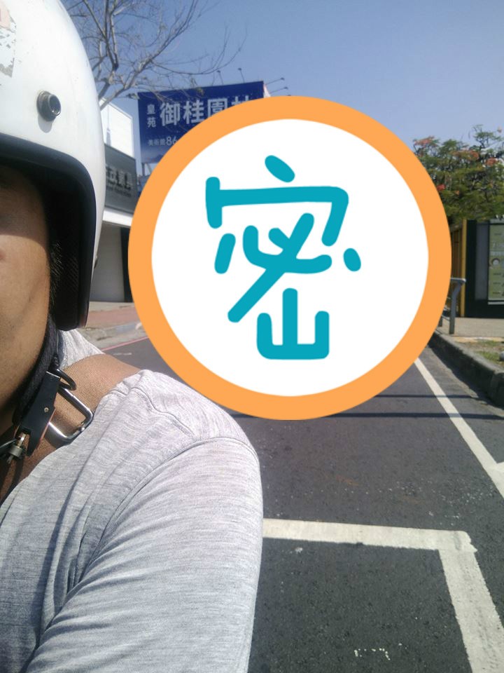 ▲「高雄式停紅燈」機車停等區四周無車，一回頭網友全笑翻。（圖／翻攝自爆笑公社）