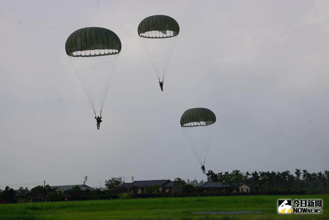 ▲國防部 22日邀請國內媒體南下屏東陸軍空降訓練中心，實際了解傘兵訓練、跳傘和保傘連摺傘的實況。（圖／記者呂烱昌攝 ）
