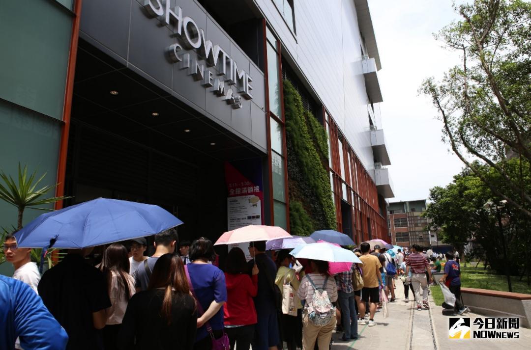 ▲秀泰生活樹林店今\\(26\\)日開幕，吸引大批人潮排隊搶購99元電影票。（圖／記者蔡琇惠攝，2018.05.26）