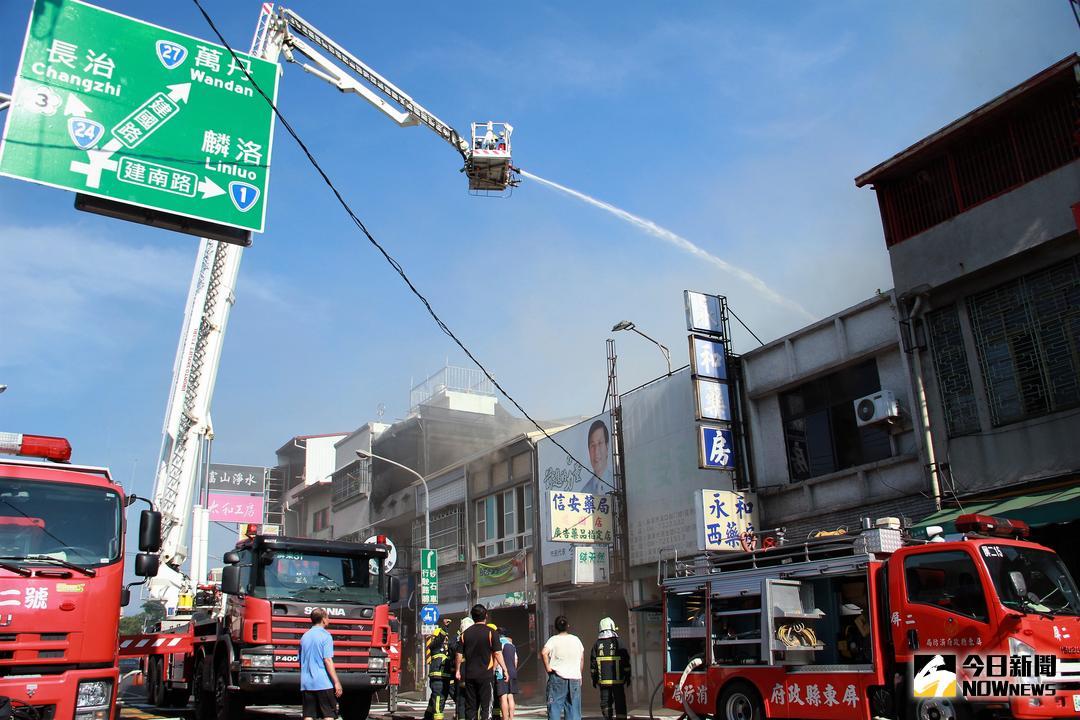 ▲屏東市建國路衛生所對面透天民宅26日下午發生火警，消防局據報出動10部消防車及人員31人前往搶救。（圖／記者陳宗傑攝,2018.05.26）