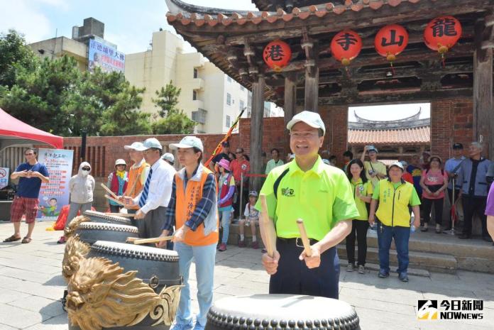 ▲彰化縣長魏明谷為2018鹿港慶端陽－龍王祭起鼓。（圖／記者陳雅芳攝，2018.05.26）