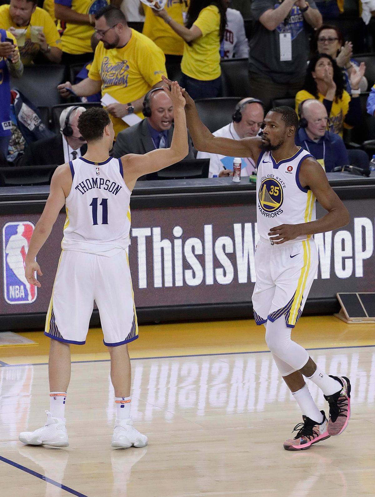 ▲Klay Thompson\\(左\\)和Kevin Durant擊掌慶祝。（圖／美聯社／達志影像）