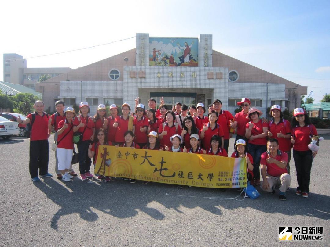 ▲彰化縣二林社區大學帶領二林、大屯社大100多名老師和學員，到喜樂保育院萬合院區舉辦一場歡樂的周末饗宴，喜樂憨兒、院民們有吃有玩、有說有笑歡度快樂星期天。（圖／記者陳雅芳攝，2018.05.27）