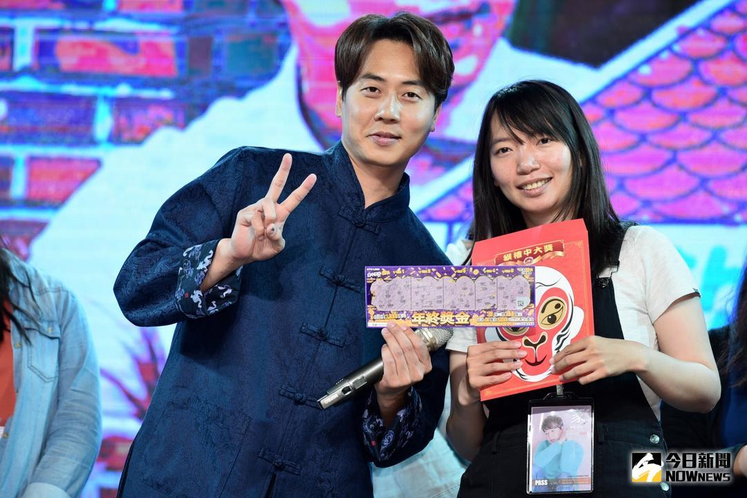 ▲Andy刮中2000元，要送粉絲。（圖／記者林柏年攝 , 2018.5.27）