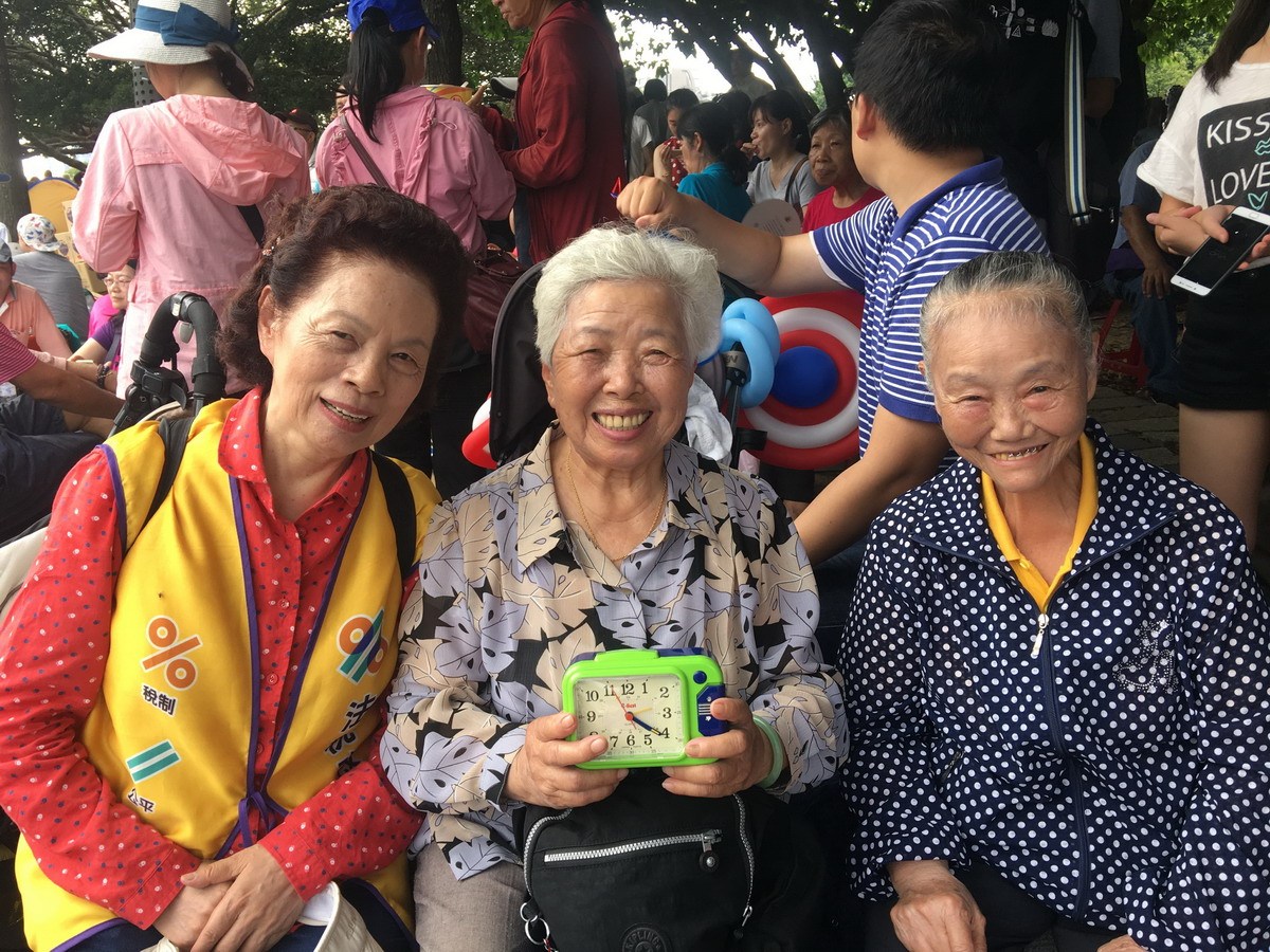 ▲3個加起來近240歲的阿嬤，一起上街頭，都是為了兒孫的未來。(圖／法稅改革聯盟提供，2018.5.27)