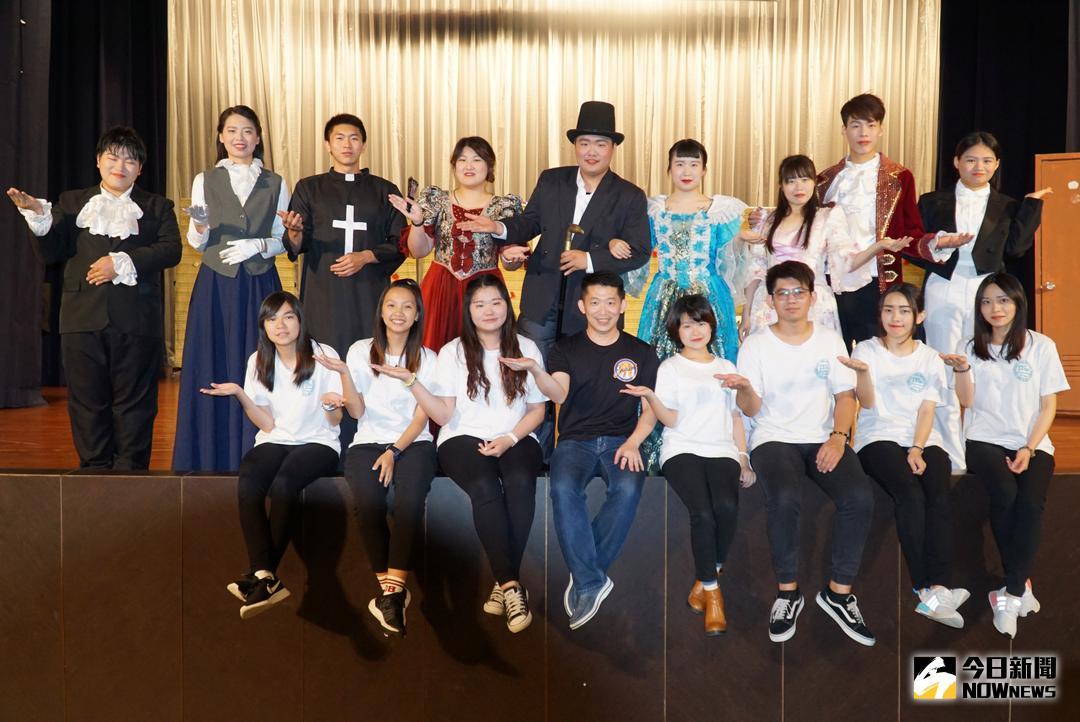 ▲大葉大學英語學系主任陳俊福\\(前排左四\\)與學生歡迎大家31日晚上到學校欣賞畢業公演。（圖／記者陳雅芳攝，2018.05.27）