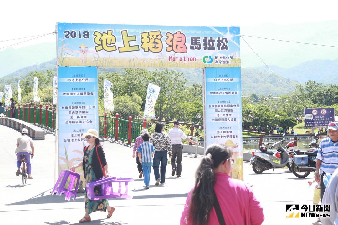 ▲由台東縣池上鄉舉行的全國划竹筏競賽盛大展開，現場擠進來自全國的隊伍和遊客，現場相當熱鬧。（圖／記者鄭志宏攝）