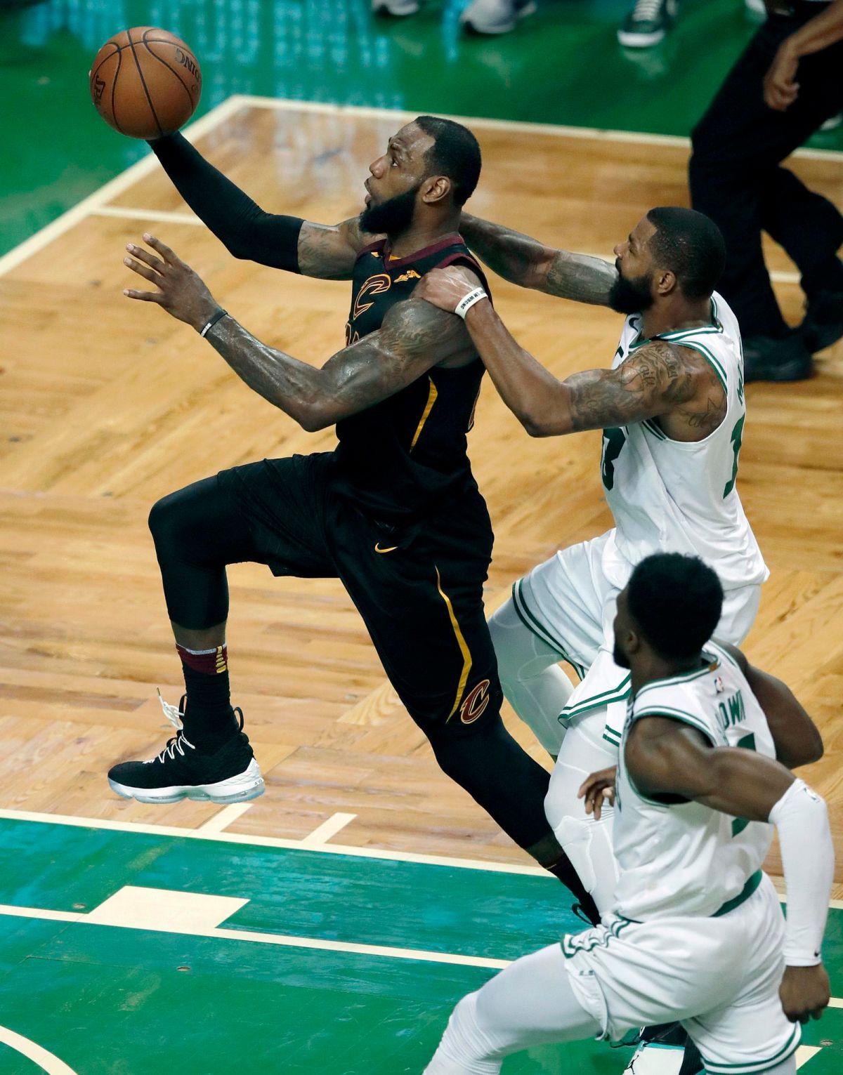 ▲儘管塞爾提克Marcus Morris用雙手壓住LeBron James肩膀，還是阻擋不了詹皇上籃得分，還要到犯規。（圖／美聯社／達志影像）