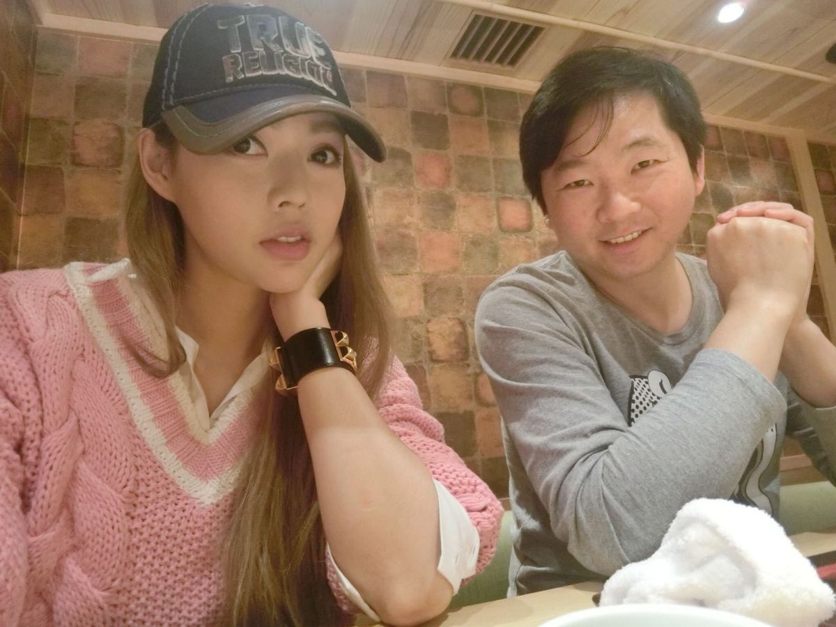 ▲殷琦（左）、張仕育兒子滿月。（圖／伊林娛樂提供 , 2018.5.28）