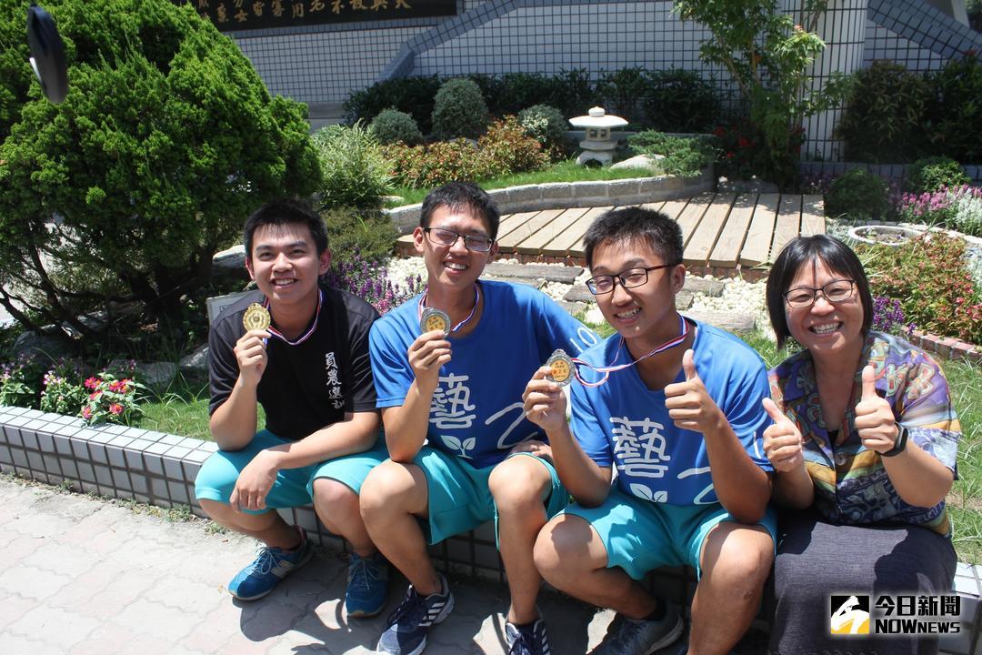 ▲員林農工全國技能競賽分區賽，\\(右\\)校長林玉芬，參加造園景觀職類技能賽銀牌\\(右二\\)陳宥亦及\\(左二\\)張駿曜，獲得工業機械修護職類金牌柯程祐\\(左\\)。（圖／記者唐詠絮攝，2018.05.28）