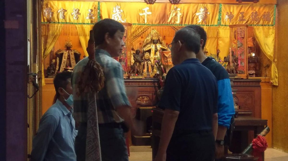 ▲安南區郡安路五段某私人宮廟發生槍擊命案，警方前往現場調查。（圖／記者黃文博翻攝，2018.05.28