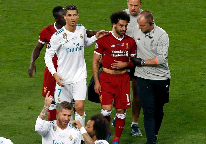 ▲利物浦明星前鋒Mohamed Salah因傷退場掉淚，對手皇馬球星Cristiano Ronaldo也上前安慰。（圖／美聯社／達志影像）