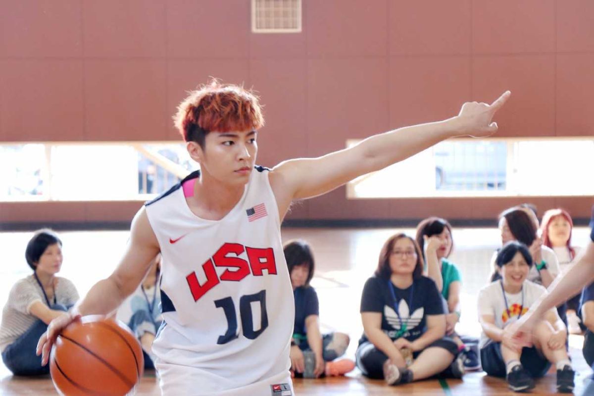 ▲炎亞綸和粉絲到日本旅遊，一起打籃球。（圖／華研提供, 2018.05.28）