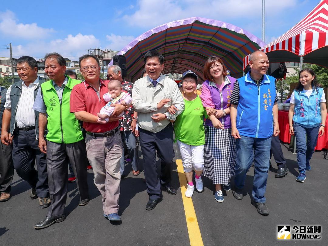 ▲台中市東勢區上新里忠孝街東側尾端道路打通，市長林佳龍\\(中\\)與地方居民歡喜參加通車典禮。（圖／記者黃玿琮攝2018.5.29）