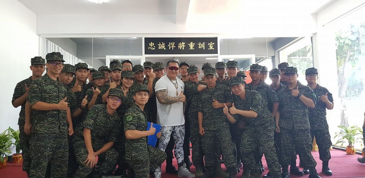 ▲「館長」陳之漢捐贈海軍陸戰隊重訓健身房，讓網友大讚。（圖／翻攝自臉書「飆捍」）