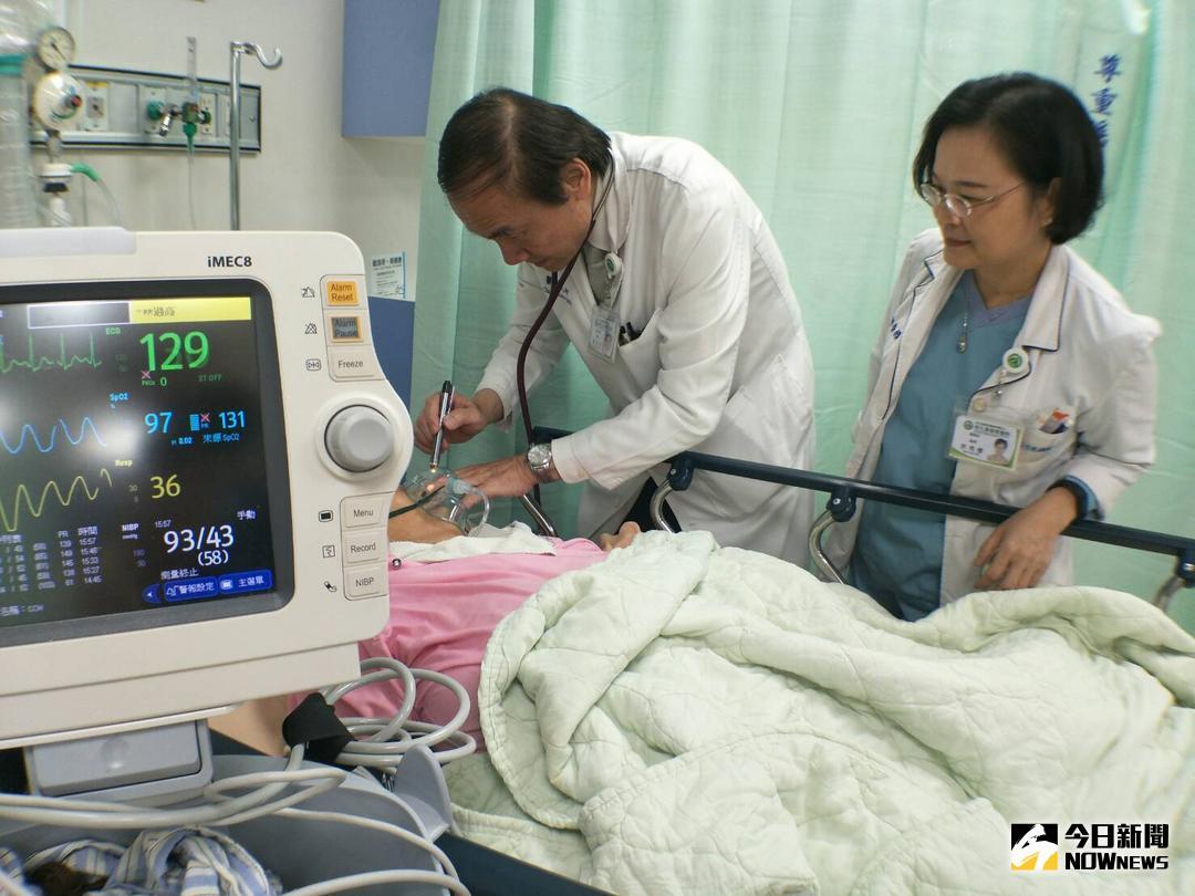 ▲天氣真的太熱了，彰化縣境內，接連發生至少有五起因熱衰竭或中暑送醫急救病例，消防隊救護人員忙著協助送醫搶救，急診醫護人員忙得不可開交。（圖／彰基提供，2018.05.29）