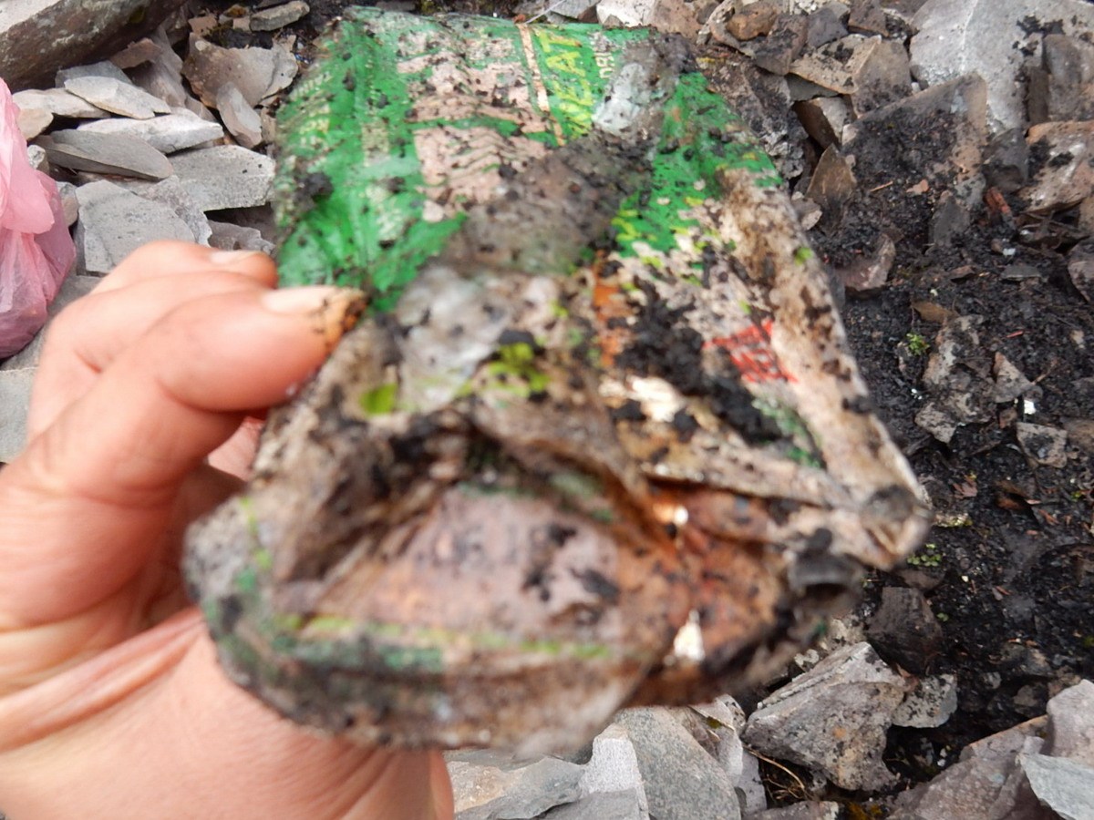 ▲雪霸處在翠池石屋遺址，發現經過30年的運動飲料鋁箔包，仍大致完整留存。(圖／雪霸國家公園管理處提供2018.5.30)