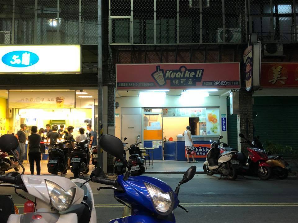 ▲「元祖級」飲料店快可立在50嵐旁邊仍屹立不搖。（圖／翻攝自臉書「爆廢公社公開版」）