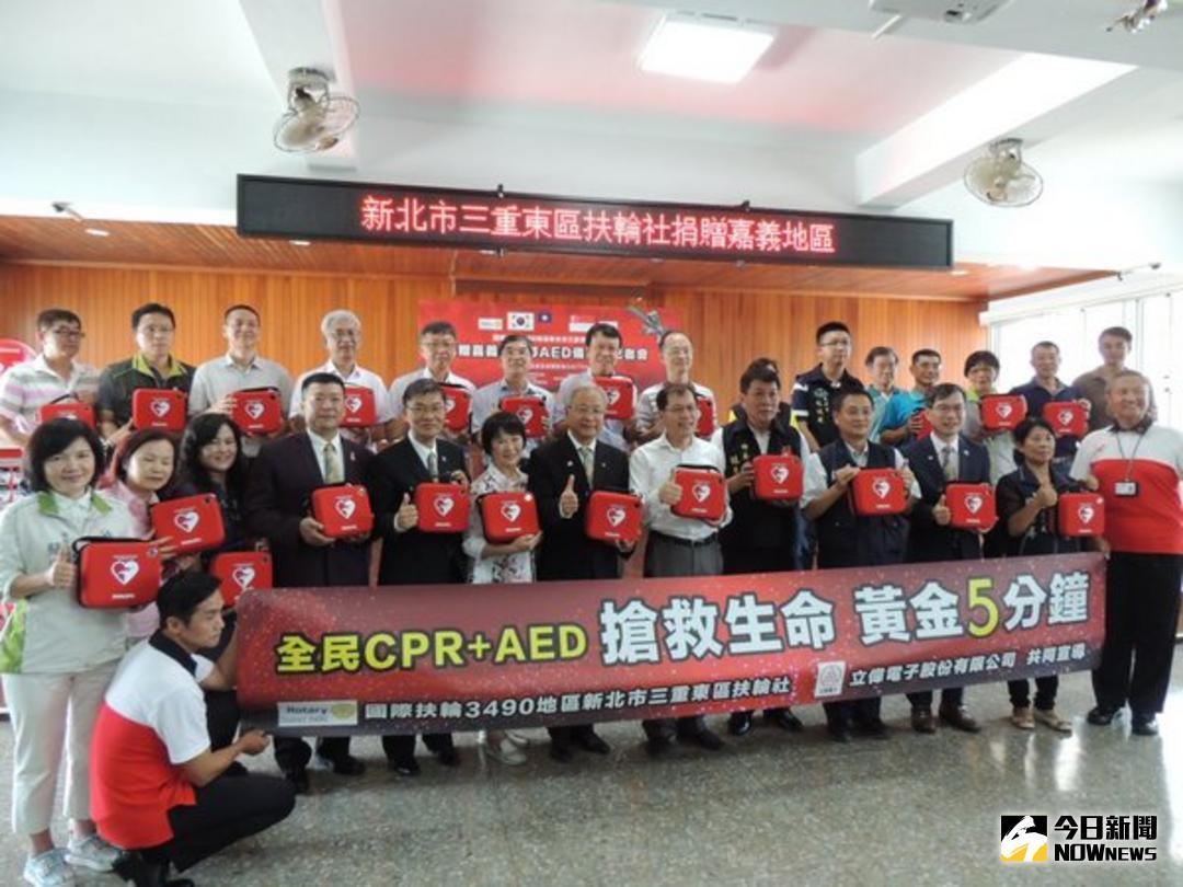 ▲有感於心臟去顫器AED普及的重要，嘉義縣議員陳文忠與兒時玩伴陳文豐促成國際扶輪社公益捐贈。（圖／任禮清攝 , 2018.5.30)