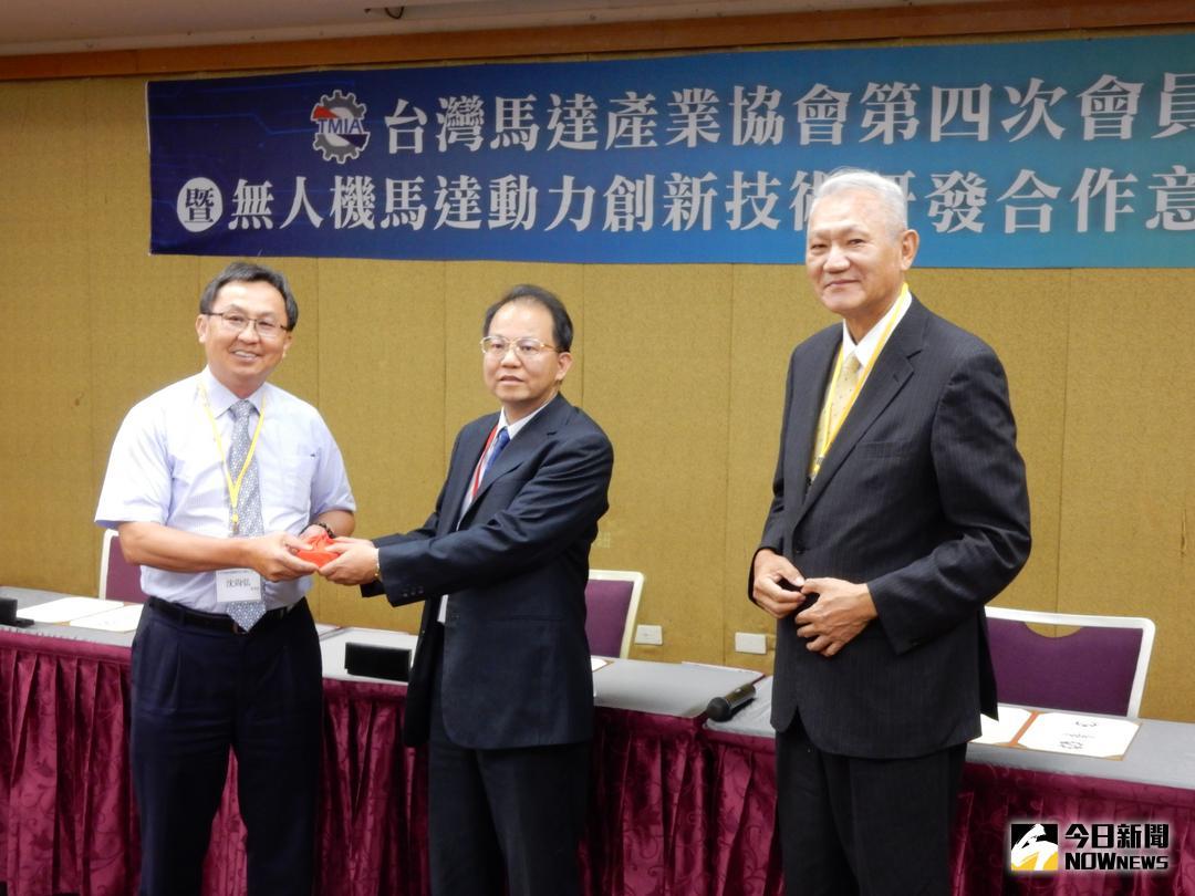 ▲台灣馬達產業協會5月30日進行理事長交接，在監察人-虎門科技總裁楊舜如（圖右）與經濟部工業局金屬機電組副組長盧文燦（圖中）的見證下，大亞集團董事長沈尚弘（圖左）正式接任理事長。（圖／記者許家禎攝 , 2018.5.30）