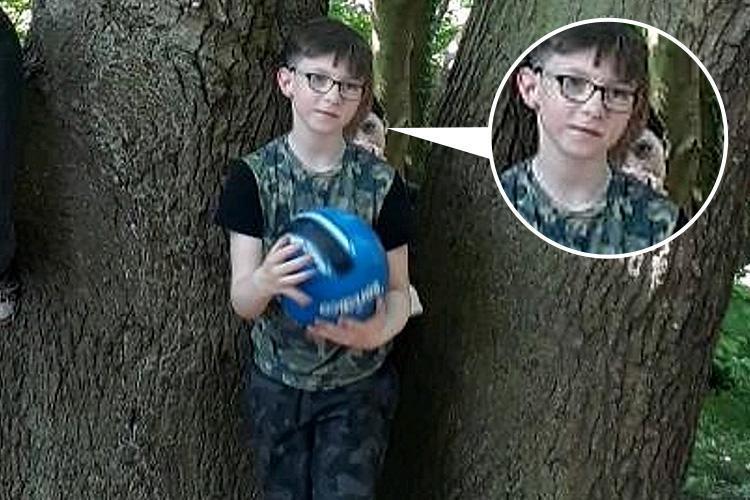 ▲在男孩身後清楚看到「靈異孩童」蒼白的面孔。（圖／翻攝自《太陽報》）