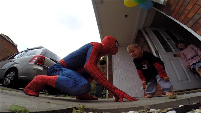 ▲英國一名父親麥可，在兒子傑登 5 歲生日時，扮演兒子最愛的蜘蛛人，希望能給罹患腦癌的兒子最大的驚喜。（圖／翻攝自 YouTube ）