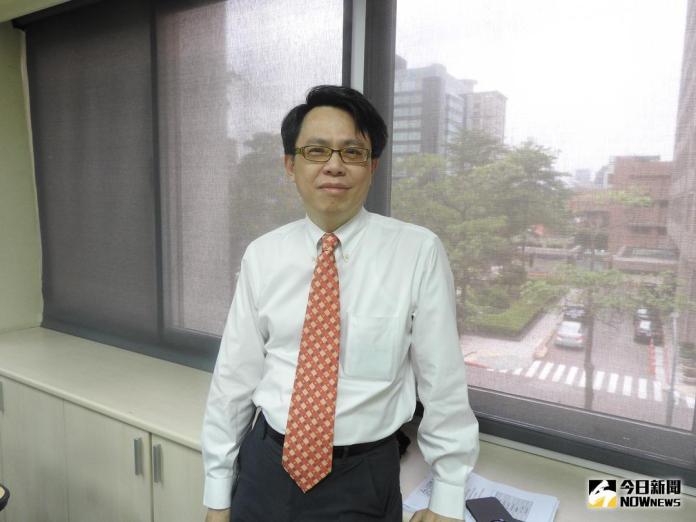 ▲台灣電動商用車聯盟理事長陳仁達表示，政府現在為了緩解缺電危機，把用來救援核能電廠的燃油機組，死操硬操，隨便動用保險手段，萬一核電廠發生意外，日本福島核災的災難可能會再台灣重演。（圖／林仕祥攝 , 2018.5.31）
