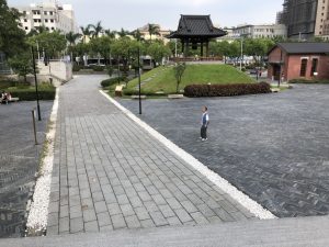 本堂前的參道。（圖／連宜方攝）