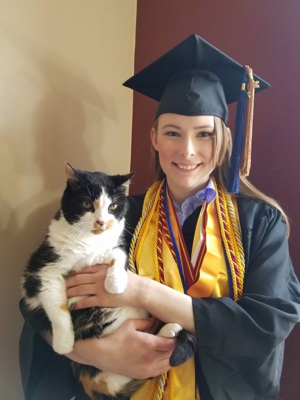 如今安娜終於順利大學畢業，而她最要感謝的，就是陪伴她渡過無數個唸書夜晚的莎莉！
