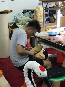 學員們細心、用心修整著獅陣裝備。（圖／北港老塗獅）