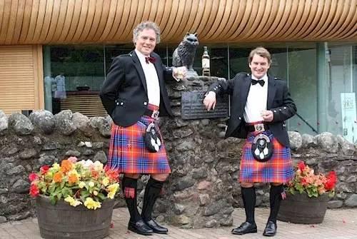 帥氣的蘇格蘭男人們與Towser雕像合照。
