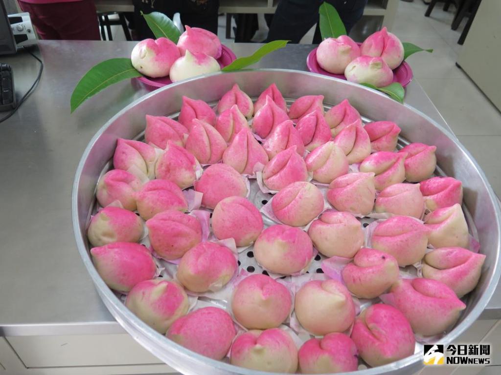 祝賀誕辰少不了　壽桃壽桃堆滿天（圖／保庇）