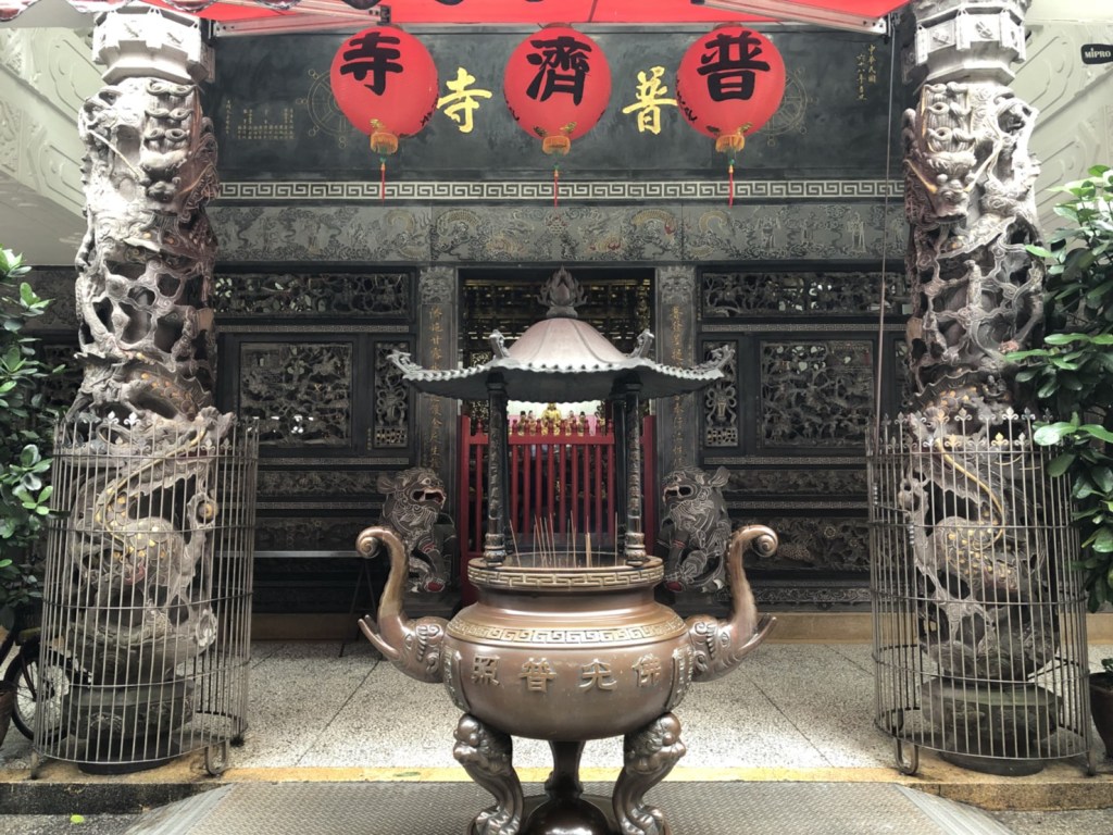 有廟的地方就有市集／華陰街百年佛寺普濟寺（圖／保庇）