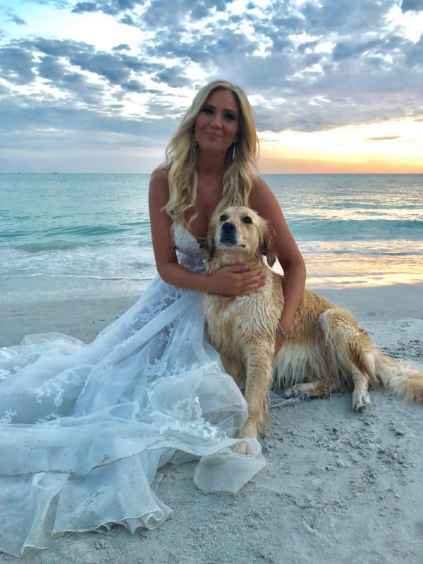 黃金獵犬海瑟出席馬麻的婚禮，地點在一處海灘，牠那天玩得很開心。