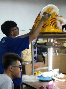 學員們細心、用心修整著獅陣裝備。（圖／北港老塗獅）