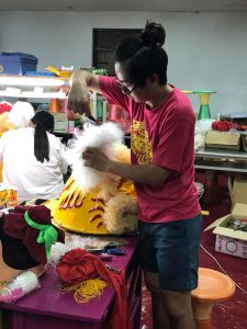 學員們細心、用心修整著獅陣裝備。（圖／北港老塗獅）