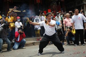 黃厚銘會長於農曆三月十九日遶境起馬時祭金。（圖／北港老塗獅）