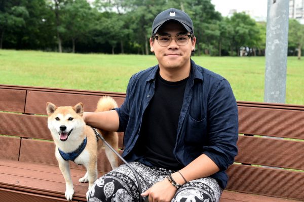 鳥屎（蘇志翔）是台灣的人氣實況主，而燒餅則是他領養來的愛犬。（圖／記者林柏年攝）