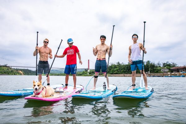 SUP（Stand Up Paddle）立槳運動最早可追溯至16世紀。有趣的是，當初盛行衝浪的夏威夷為配合酋長地位而打造出較長的衝浪板，但是過長的浪板卻不便徒手滑行，因此靈機一動想到了非洲人用木槳划舟的傳統，自此開始了以槳划行衝浪的運動。身為夏威夷衝浪教父也是奧運游泳冠軍的杜克．哈那莫庫(Duke Kahanamoku)，則是在1940年開始大力推動SUP，並發展為一項正式運動。（圖／主辦單位聯合數位文創提供）