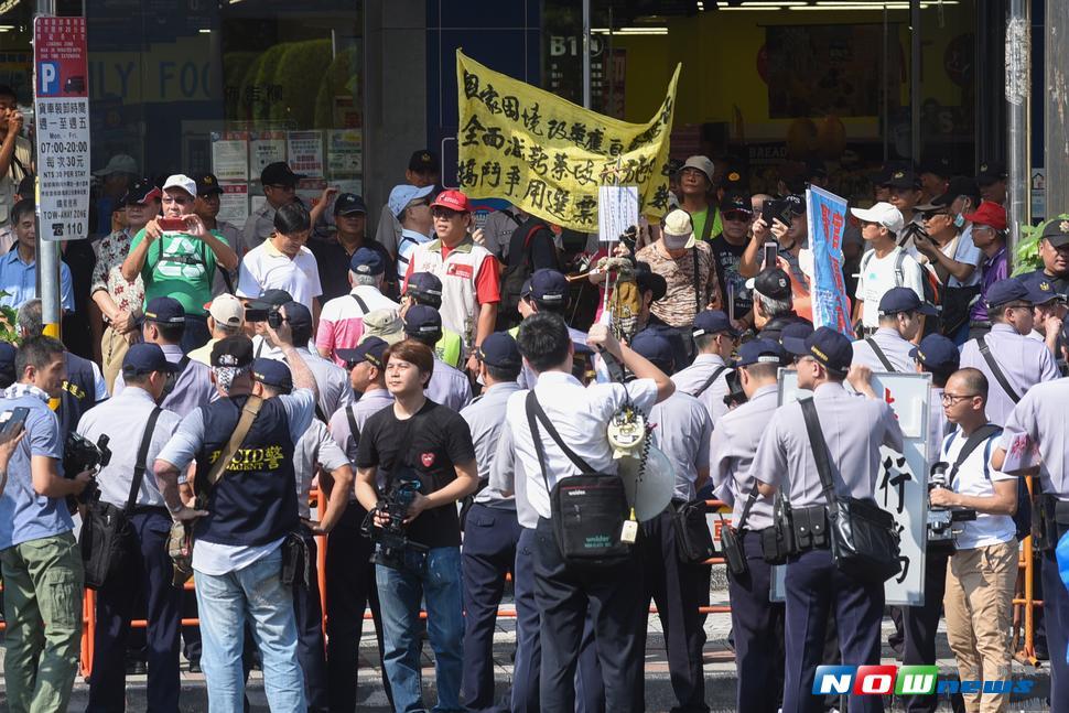 ▲彰化市文化里長參選人張家銘在臉書 PO 出蔡英文總統去\\( 2017 \\)前往在復興崗時，警方投入大量警力護衛總統車隊的人肉盾牌影片，讓網友嘆「金正恩輸了」。（圖／記者陳明安攝，2017.6.30）